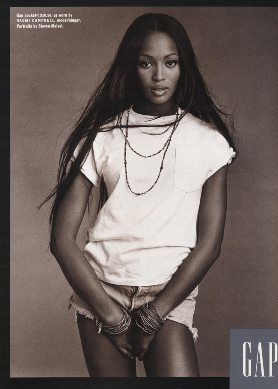 Naomi Campbell modelt 1992 in einem weißen T-Shirt und einer Jeansshorts für Gap.