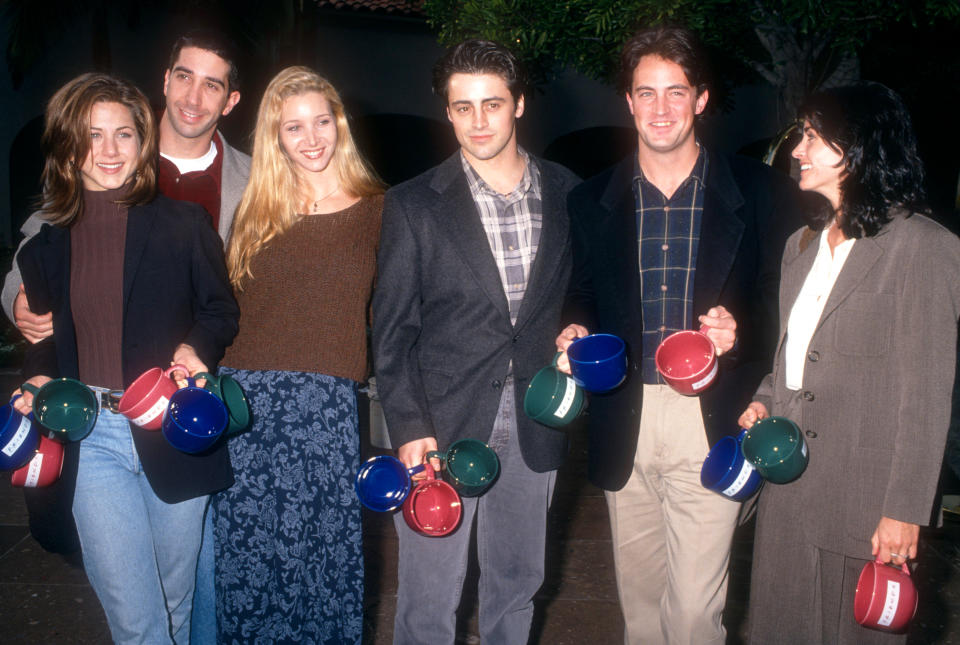 Jennifer Aniston, David Schwimmer, Lisa Kudrow, Matt LeBlanc, Matthew Perry y Courtney Cox en 1995 en Los Angeles, California. (Photo by Ron Davis/Getty Images)