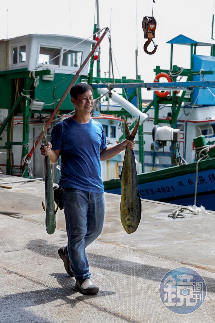 「旗遇海味」主理人林昱濱，是花東曾經最大魚商林寶山的小兒子，除了從父親身上學到選魚技巧、擅挑魚獲；身為年輕一代的漁人，他還力行實踐選用以永續漁法取得的魚獲，一方面延續家族工作，一方面實踐海洋永續的理念。