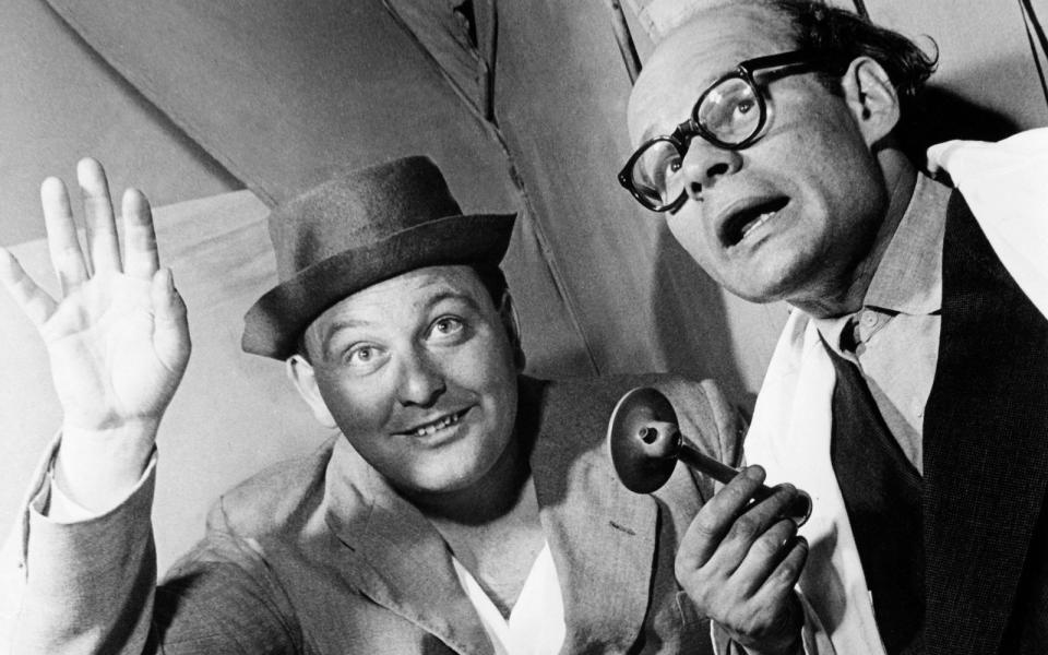 Ralf Wolter (Bild, rechts, mit Wolfgang Neuss) feierte in den 50er-Jahren auch als Kabarettist Erfolge. (Bild: ullstein bild/ullstein bild via Getty Images)