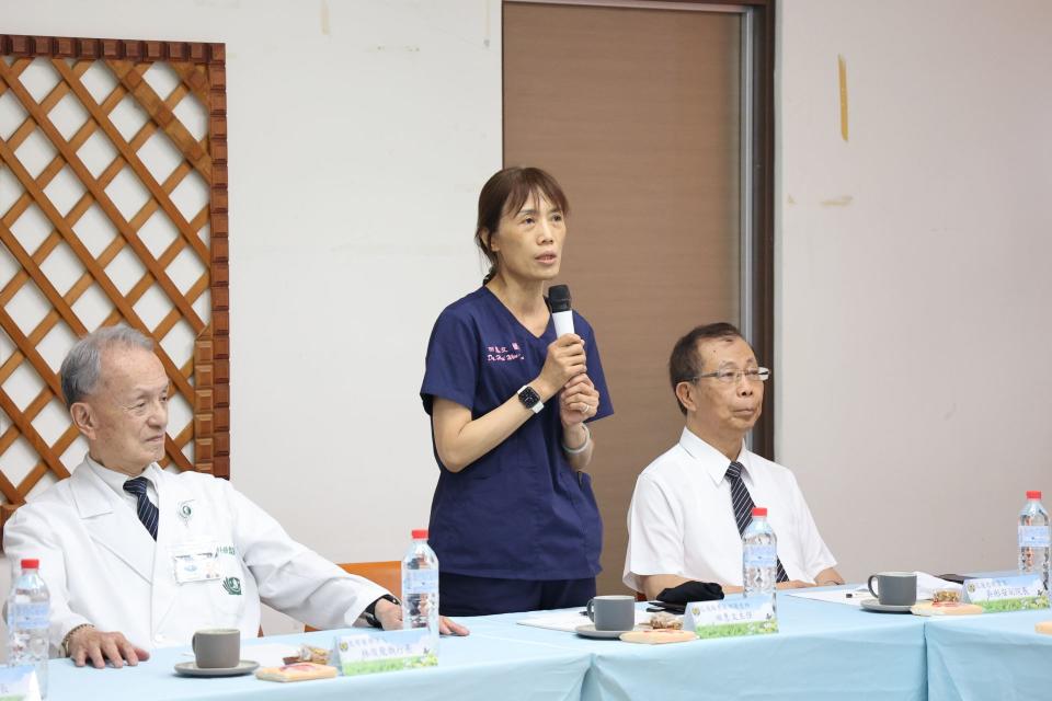 秀林衛生所主任田惠文(中)與團隊分享健康福祉系統實作狀況。