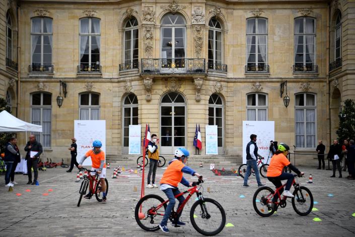 Des enfants à vélo lors d'un événement organisé à Paris à l'hôtel de Matignon, la résidence officielle du Premier ministre, pour célébrer les quatre ans du plan vélo en septembre 2022 (photo d'illustration) - Christophe Archambault/AFP
