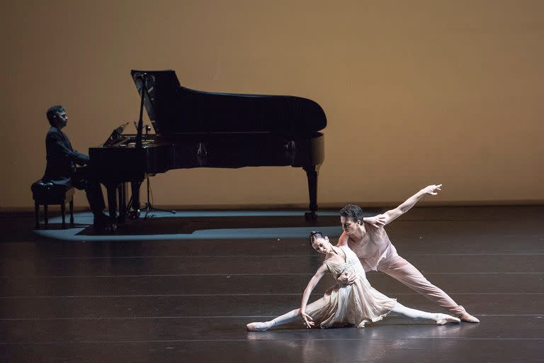 Dúo de "Vendaval", con Macarena Giménez y Maximiliano Iglesias, sobre una partitura de Tchaikovsky para piano