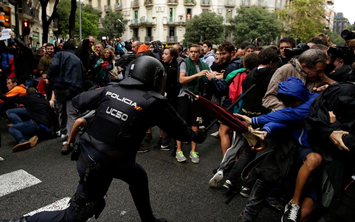 Spanish National Police clash with pro-referendum supporters in Barcelona - AP