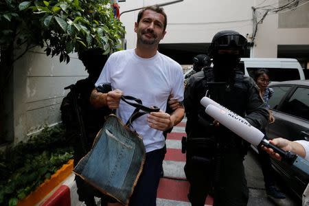 Swiss national Xavier Justo is escorted by Thai police commandos as he arrives at the Immigration Detention Center in Bangkok, Thailand, December 20, 2016. REUTERS/Chaiwat Subprasom