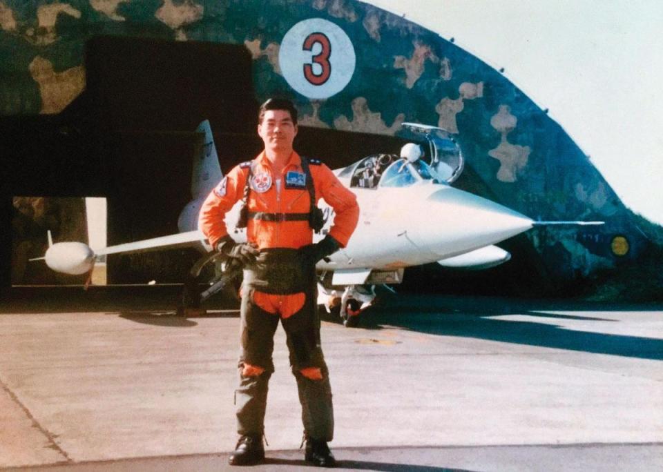 空軍官校畢業後，田定忠分發至新竹基地，為防衛台海的第一線飛官。（田定忠提供）