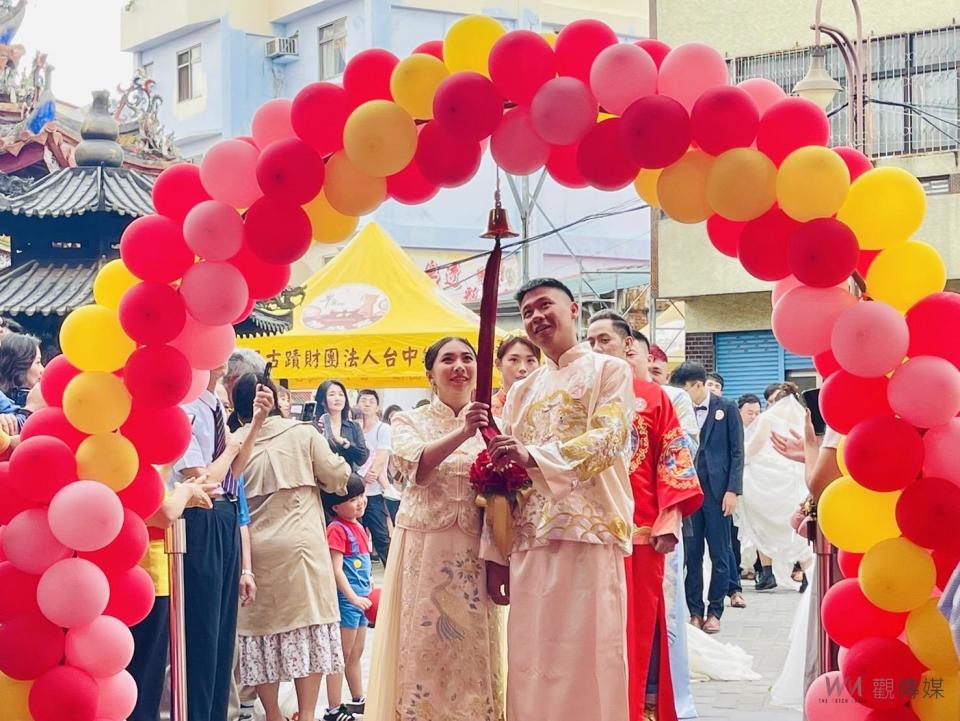 ▲台中樂成宮集團結婚，新人們敲響幸福依序步入活動會場。(圖/記者顏淑娟攝)