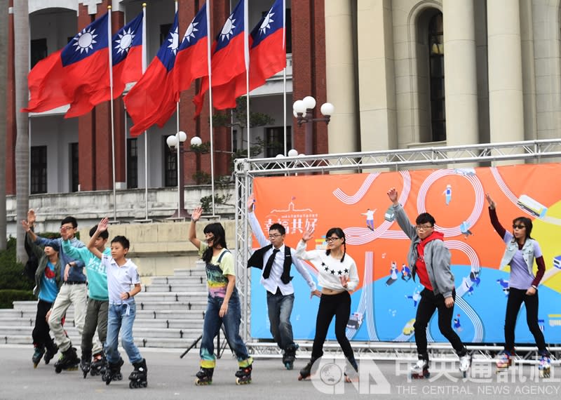 「我的輪舞時代」直排輪節目，元旦將在凱達格蘭大道上演出並帶領民眾接龍，主辦單位25日在總統府內廣場記者會，介紹專業團隊選手表演。（中央社）