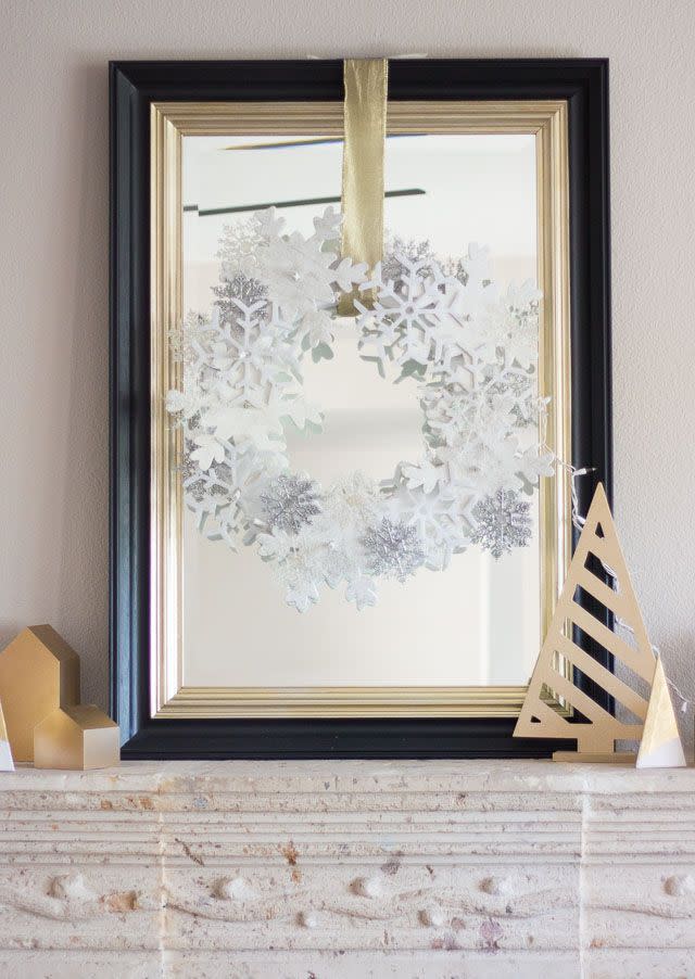 Lighted Snowflake Wreath