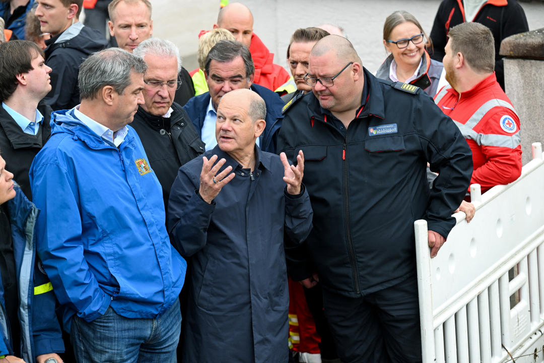 Olaf Scholz und Markus Söder in Reichertshofen. (Bild: REUTERS/Angelika Warmuth)