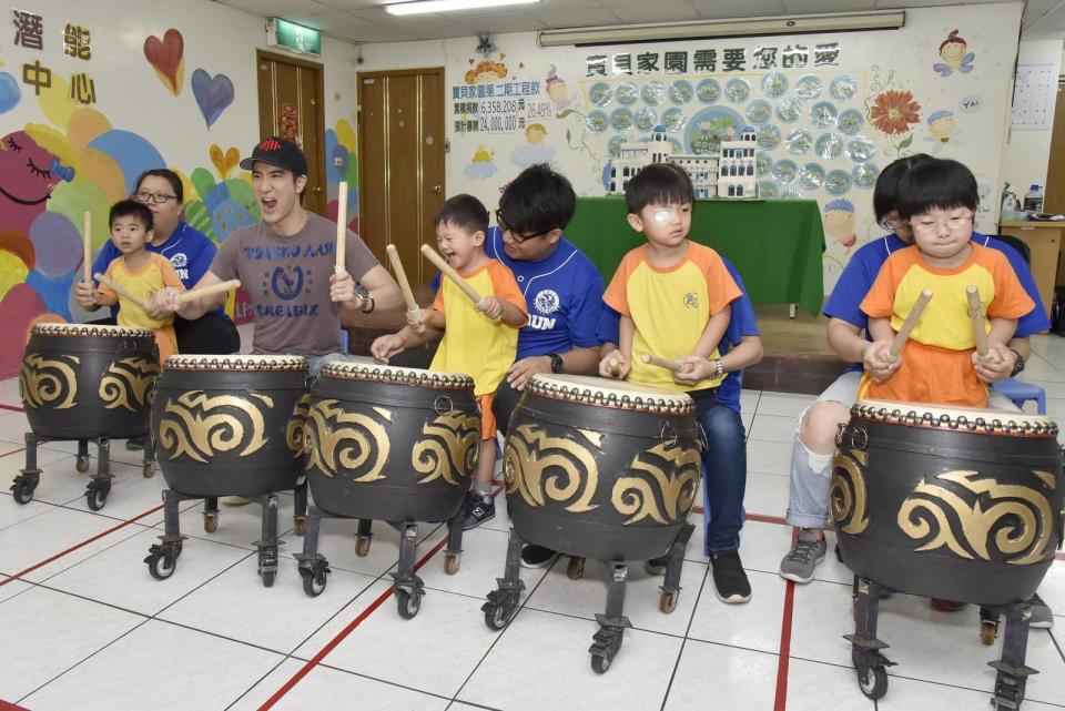 ▲王力宏（左二）和小朋友們一起打鼓，玩得不亦樂乎。（圖／福茂，2017.12.04）