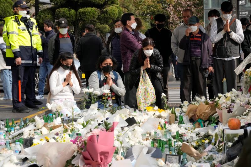 ▲韓國首爾龍山區梨泰院，10月29日舉辦萬聖節活動時，發生人群推擠踩踏意外，已158死。圖為赴事故現場弔念的民眾。（圖／美聯社／達志影像）