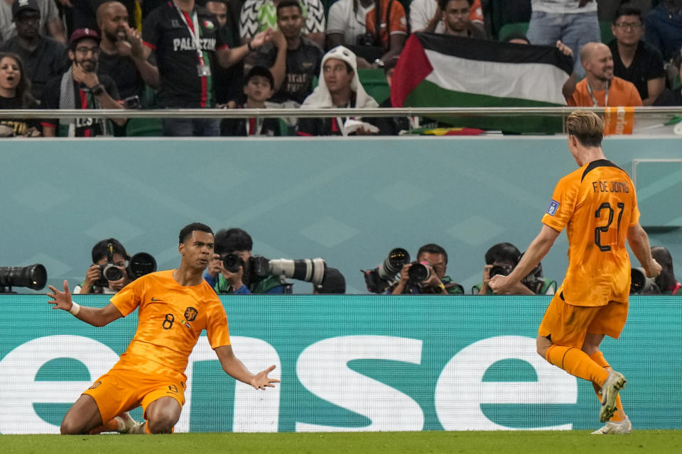 El delantero holandés Cody Gakpo celebra tras anotar el primer gol en el partido ante Senegal en el Grupo A del Mundial, el lunes 21 de 2022, en Doha, Qatar. (AP Foto/Luca Bruno)