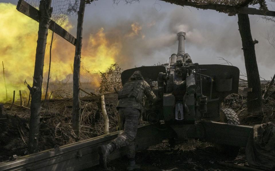 Ukrainian soldiers fire artillery on the frontline on Easter day - Anadolu Agency/Anadolu