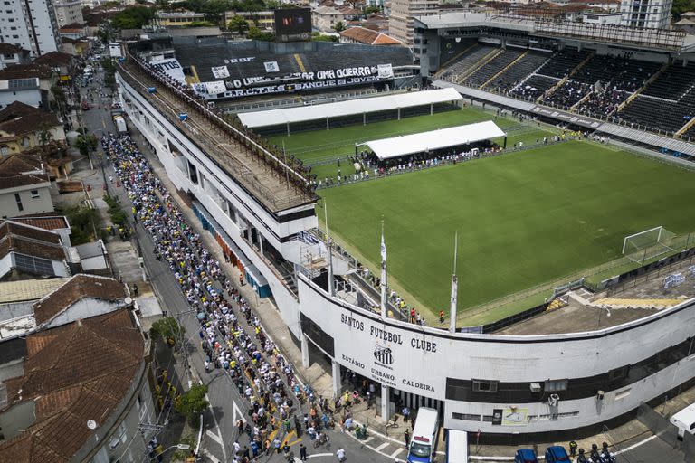 Una multitud de aficionados hace fila para rendir homenaje a Pelé en su funeral