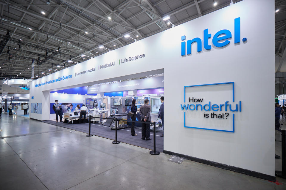 英特爾（Intel）參加台灣醫療科技展，今年擴大展區為最大參展外商，展位上攜手開放式生態系廠商展示採用旗下包含處理器、5G等技術打造的AI智慧醫療解決方案。圖／英特爾提供