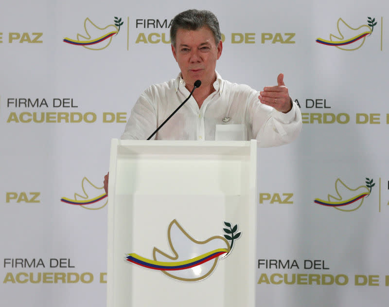 Le président colombien, Juan Manuel Santos (photo), et le chef des rebelles marxistes des Farc, Timoléon Jimenez Timochenko, vont signer ce lundi un accord de paix qui mettra fin à 52 années d'une guerre civile qui a fait dans les 250.000 morts. Au terme de quatre ans de négociations à La Havane, le président Santos et Timochenko, nom de guerre du révolutionnaire âgé de 57 ans, échangeront pour la première fois une poignée de main sur le sol colombien, en présence de dirigeants de la communauté internationale. /Photo prise le 25 septembre 2016/REUTERS/John Vizcaino