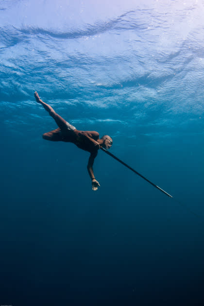 Auf der Jagd nach Fischen taucht dieser Speerfischer ins glitzernde, tiefblaue Meer ab. Obwohl er schon 80 Jahre alt ist, verbringt er heute noch mehrere Stunden täglich im Wasser – und so mancher Jungspund hätte wohl große Probleme mit ihm mitzuhalten. Bei seinen Tauchgängen kann er bis zu zwei Minuten ohne Luft zu holen unter Wasser bleiben. Viel bringt ihm sein Fang allerdings nicht ein. Zwei bis drei Dollar verdient der Sperrfischer damit. Doch die Zeit im Wasser hält ihn jung, wie er Caine Delacy berichtete, der dieses traumhafte Foto knipste. (Bild: Caine Delacy/Mehr Bilder finden Sie hier: <a href="http://ngm.nationalgeographic.com/ngm/photo-contest/2012/entries/recent-entries/" rel="nofollow noopener" target="_blank" data-ylk="slk:National Geographic Photo Contest;elm:context_link;itc:0;sec:content-canvas" class="link ">National Geographic Photo Contest</a>)