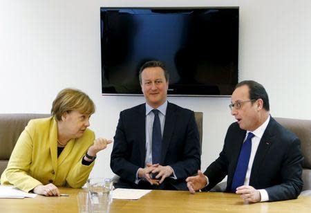 (L-R) Germany's Chancellor Angela Merkel, Britain's Prime Minister David Cameron and France's President Francois Hollande attend a meeting during a European Union leaders summit on migration in Brussels, Belgium, March 18, 2016. REUTERS/Francois Lenoir