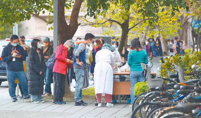 中研院基因體研究中心女研究助理傳出確診新冠肺炎，10日午間北市環保局人員進入院區，對大樓全面消毒。圖為行動篩檢專車10日開進中研院區，對員工及當地民眾進行篩檢。（鄭任南攝）