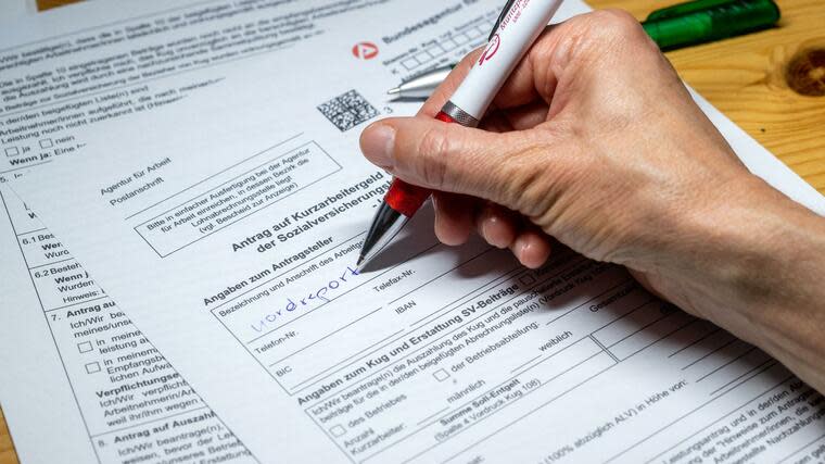 Eine Frau füllt ein Antragsformular für Kurzarbeitergeld aus. Foto: dpa