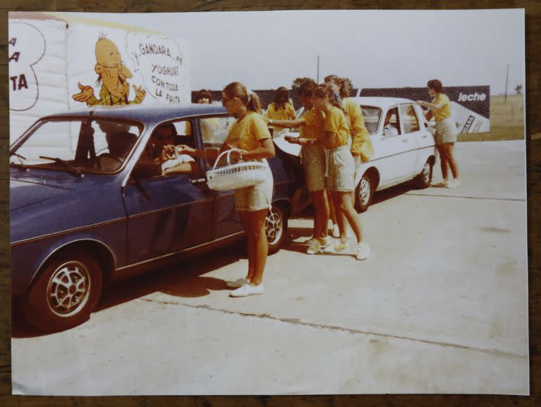 Una postal de los años 80 y 90 cuando en la autovía 2, a la altura de Gándara y en verano, se entregaban productos lácteos a los turistas que viajaban hacia la costa