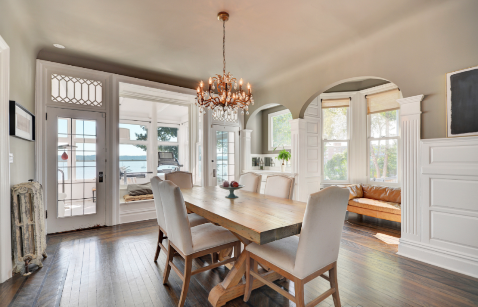 Comedor de la vivienda "embrujada" con vistas al lago. Foto: Better Homes & Gardens Rand Real Estate.