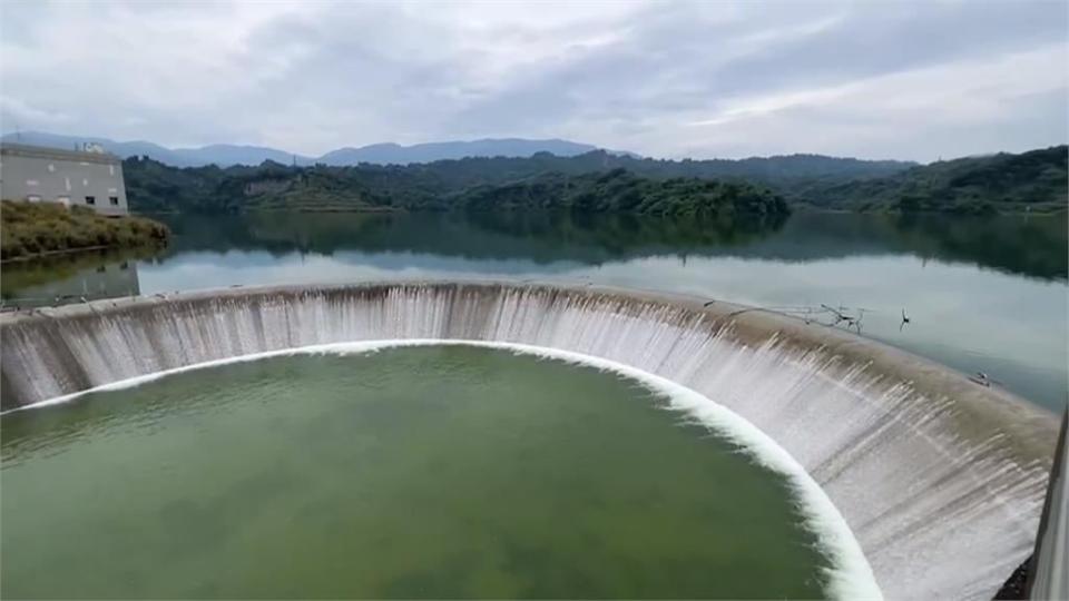 雲林湖山水庫100％滿庫　遊客朝聖溢流美景