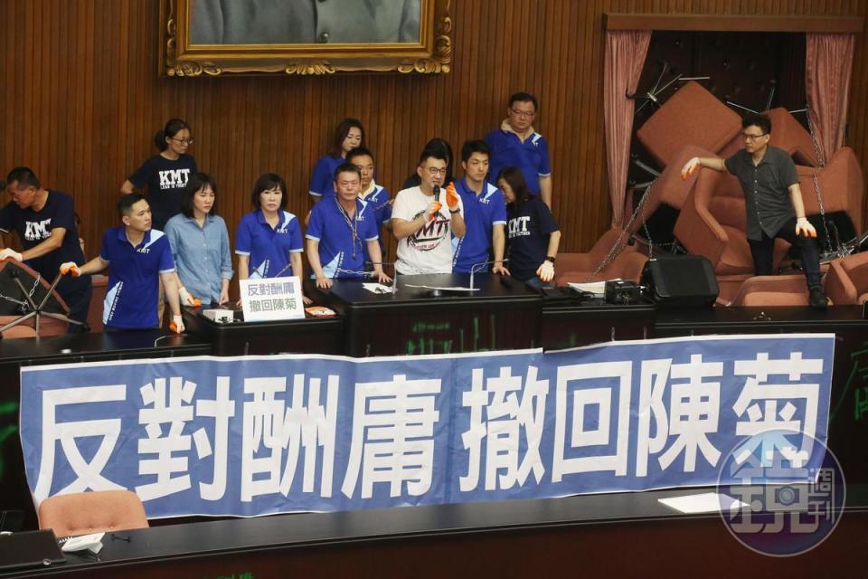 國民黨團數度為了陳菊被提名為監察院長攻占立院。（陳毅偉攝）