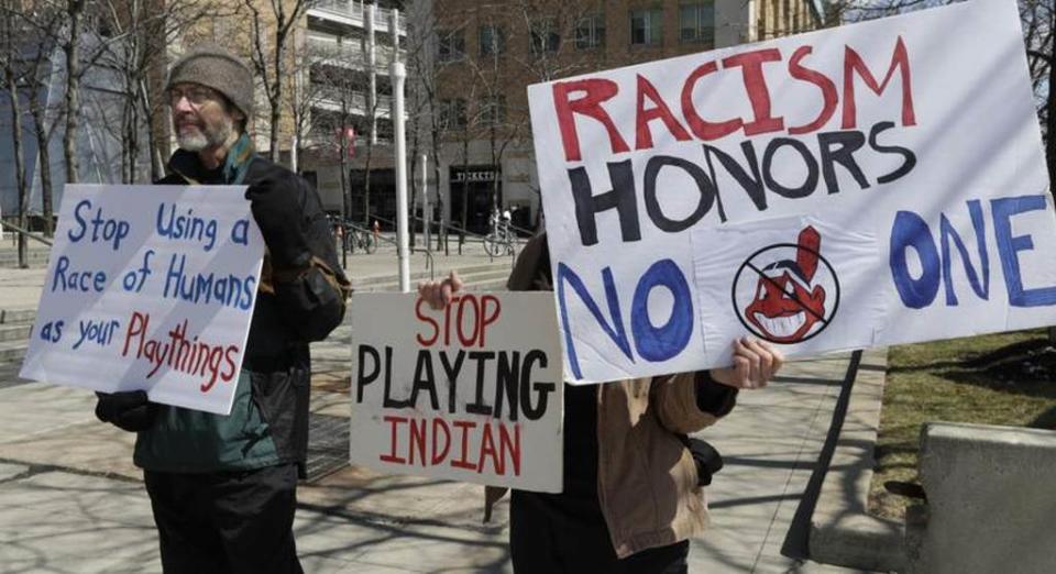 美國球迷舉牌抗議克里夫蘭印地安人隊名。（美聯社資料照）