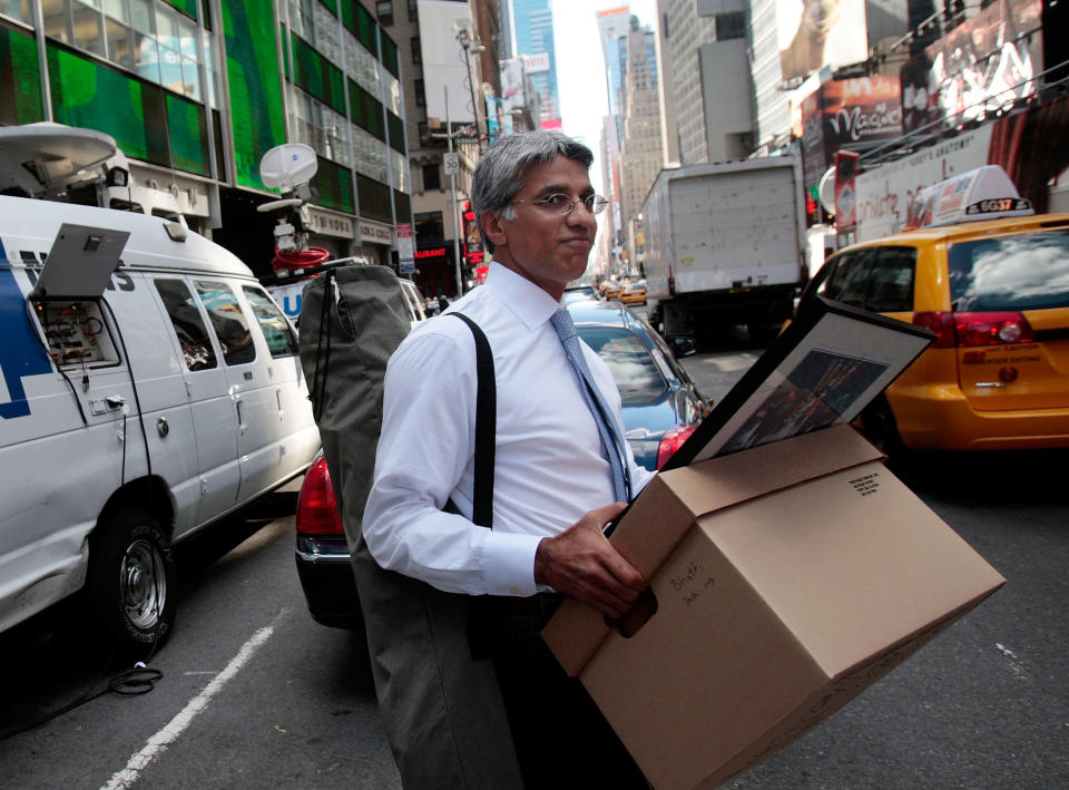 An employee of Lehman Brothers Holdings Inc. carries a box out of the company's headquarters building on Sept. 15, 2008, in New York City.&nbsp; (Photo: Chris Hondros/Getty Images)