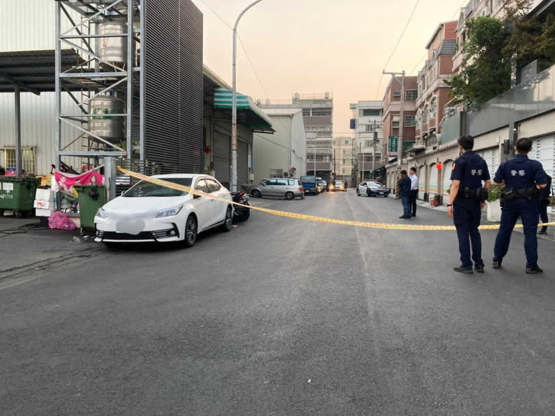 遭歹徒衝撞大門又開10多槍射擊的權利車車廠。（圖／讀者提供）