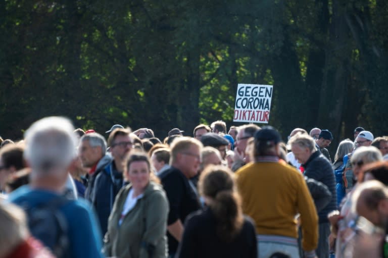 Die Klagen von zwei Gegnern der Coronamaßnahmen wegen eines Polizeieinsatzes bei einer Demonstration 2021 in Stuttgart sind teils erfolgreich. Das Einkesseln der Kläger und Platzverweise seien rechtswidrig gewesen, entschied das Verwaltungsgericht. (SEBASTIEN BOZON)