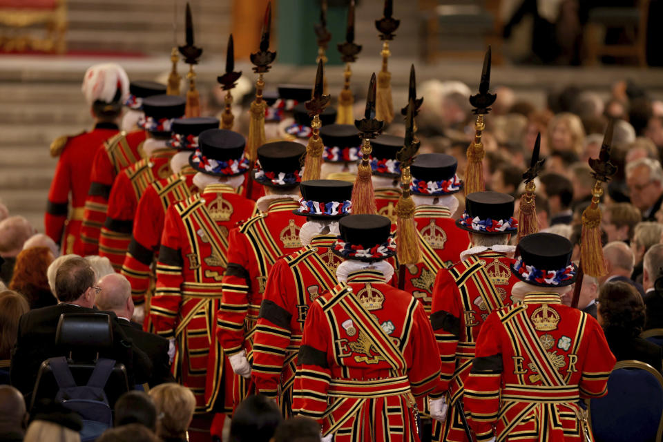 La Guardia del Rey antes de la llegada del rey Carlos III y Camila, la reina consorte, en el Salón Westminster, donde ambas Cámaras del Parlamento se reunieron para expresar sus condolencias tras la muerte de la reina Isabel II en Londres el 12 de septiembre de 2022. La reina Isabel II, la monarca con el reinado más largo de Gran Bretaña y una roca de estabilidad en buena parte de un siglo turbulento, falleció el 8 de septiembre de 2022 tras 70 años en el trono. Tenía 96 años. (Dan Kitwood/Pool Photo via AP)