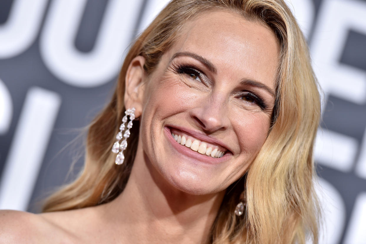 Julia Roberts was all smiles at the Golden Globes on Sunday. (Photo: Axelle/Bauer-Griffin via Getty Images)