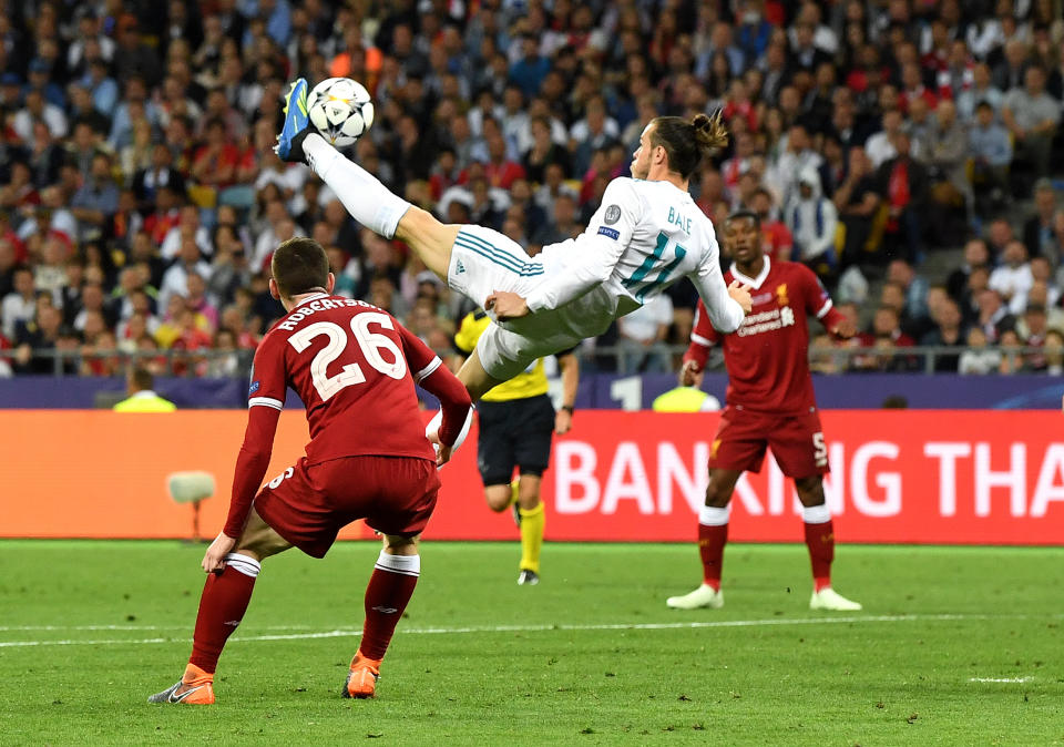 Gareth Bale scores Real Madrid’s second goal in the Champions League final with an insane bicycle kick. (Getty)