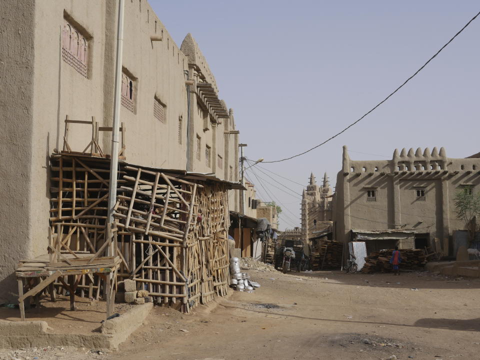 Las calles del centro histórico de Djenné, Mali, en su día llenas de turistas, están ahora vacías, el 9 de mayo de 2024. La Gran Mezquita de Djenné — el edificio de adobe más grande del mundo — solía atraer a decenas de miles de turistas al centro de Mali cada año. Ahora está amenazada por el conflicto entre los rebeldes yihadistas, las fuerzas del gobierno y otros grupos. (AP Foto/Moustapha Diallo)