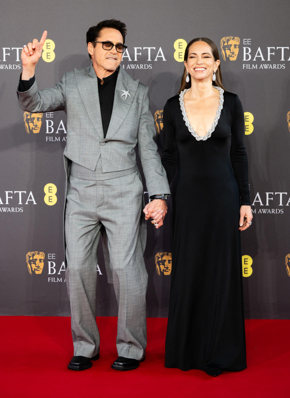 Robert Downey Jr. y Susan Downey en los BAFTA 2024. (Photo by Samir Hussein/WireImage)