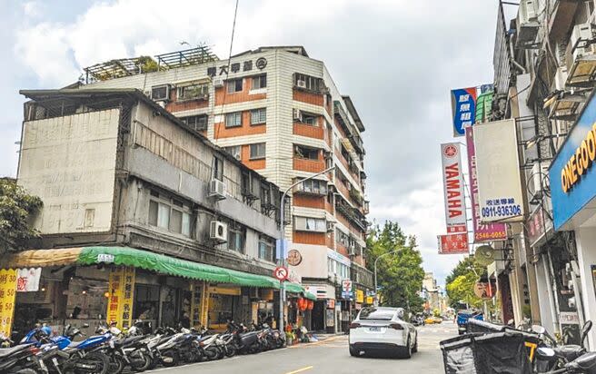 台北市屋齡30年以上房屋高達10萬棟，民進黨議員何孟樺指出，北市祭出「外牆拉皮補助」近4年僅2案通過申請，龜速拉皮需要1萬年以上才能改善市容。（本報資料照片）