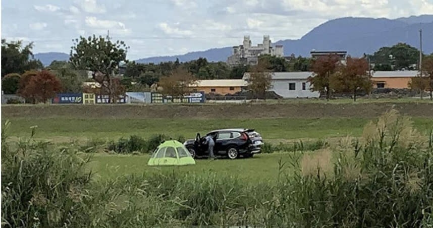 休旅車竟開進安農溪河畔草坪，讓民眾看傻眼。（圖／報系資料照）