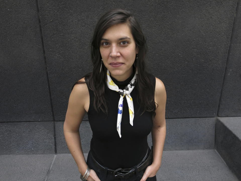 La directora Liora Spilk, del documental "Pedro", posa durante una entrevista acerca de su filme en la Ciudad de México el jueves 7 de septiembre de 2023. (Foto AP/Berenice Bautista)