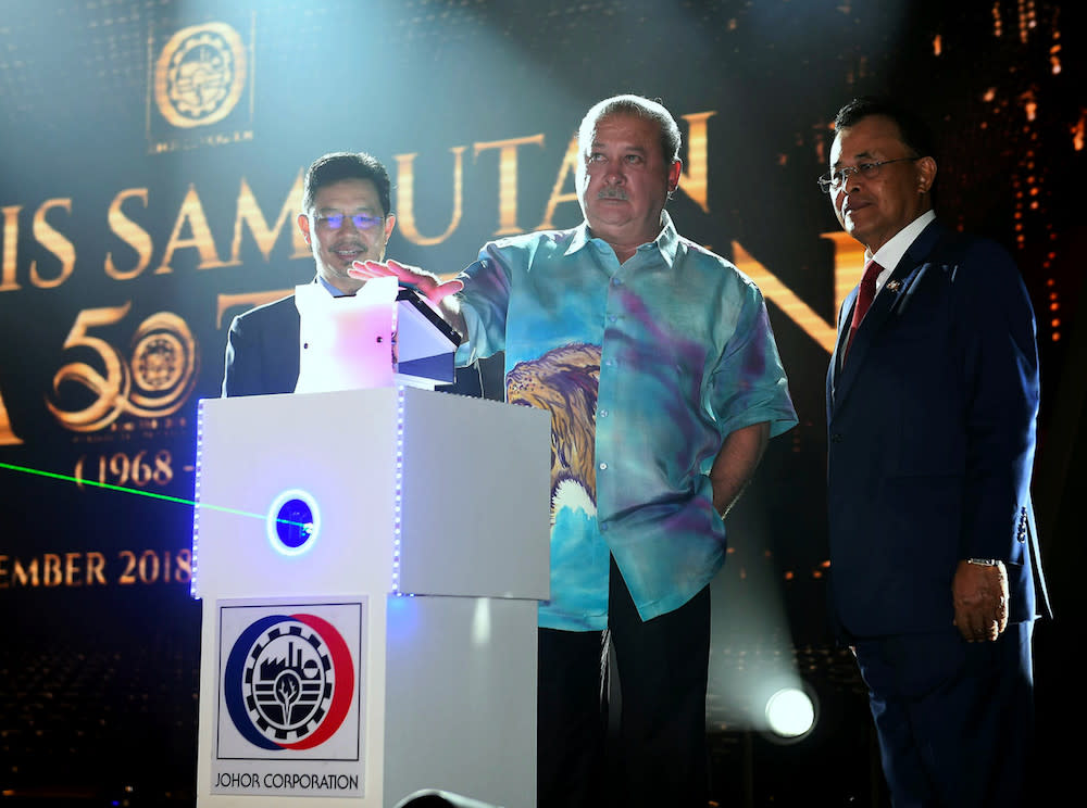 Sultan of Johor, Sultan Ibrahim Sultan Iskandar, launches JCorp’s new logo at the JCorp 50th Anniversary Gala Celebration in Johor Baru November 29, 2018. JCorp appointed Datuk Syed Mohamed Syed Ibrahim as its new president and chief executive. — Bernama file pic