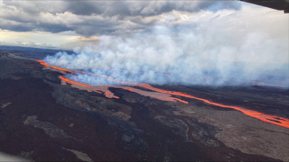 Lava flowing on the northeast rift zone of Mauna Loa (US Geological Survey/AFP via Get)