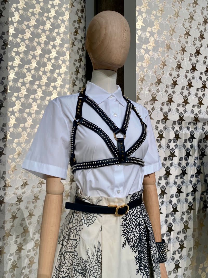 ▲DIOR女裝暨配件創意總監Maria Grazia Chiuri的設計，不只服裝吸睛，充滿創意的配件更令人折服。（圖／記者蕭涵云攝）