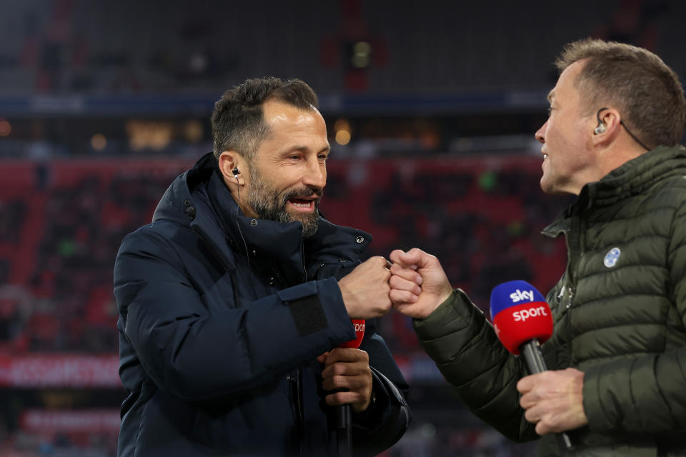 Lothar Matthäus interviewt Bayerns Sportdirektor Hasan Salihamidzic vor der Partie gegen Union Berlin für den TV-Sender Sky.