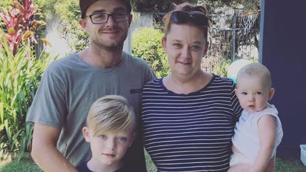 Mathew Ferguson, Yasmin Blogg, Logan, 10, and Archie, 18 months, were grateful recipients of free meals in Hervey Bay after their holiday money was stolen from their cabin overnight. Source: Instagram/yaz_b09/