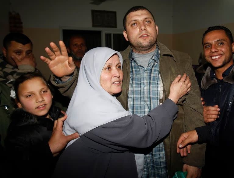 Ayman Nofal, un alto comandante de Hamas, es recibido por sus familiares a su llegada a su hogar en Nusairat en la Franja de Gaza Central el 5 de febrero de 2011.