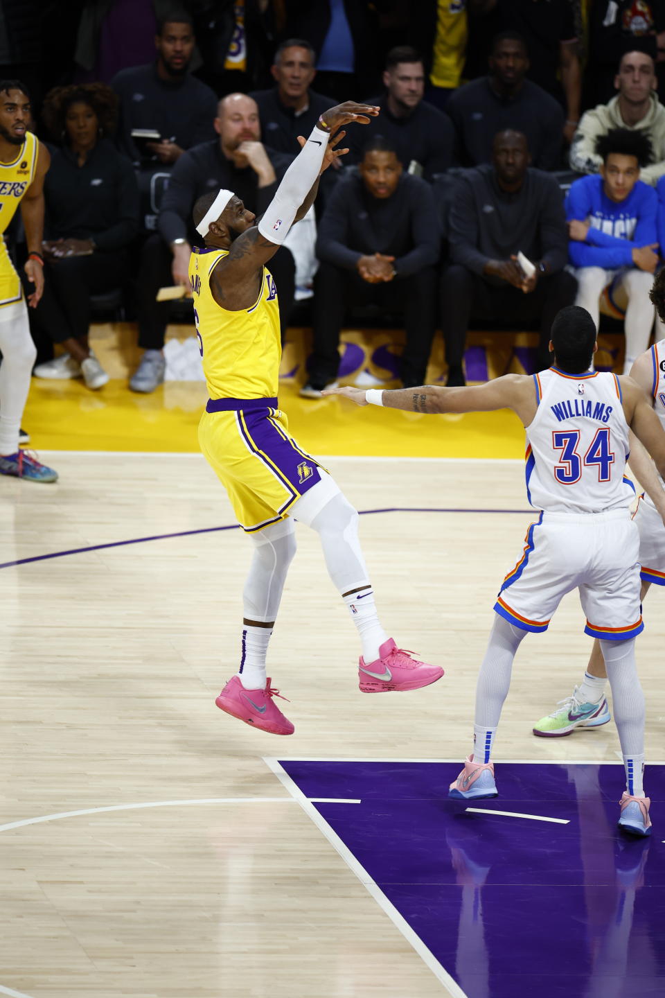 LeBron James靠此記中距離破紀錄。（Photo by Ronald Martinez/Getty Images）