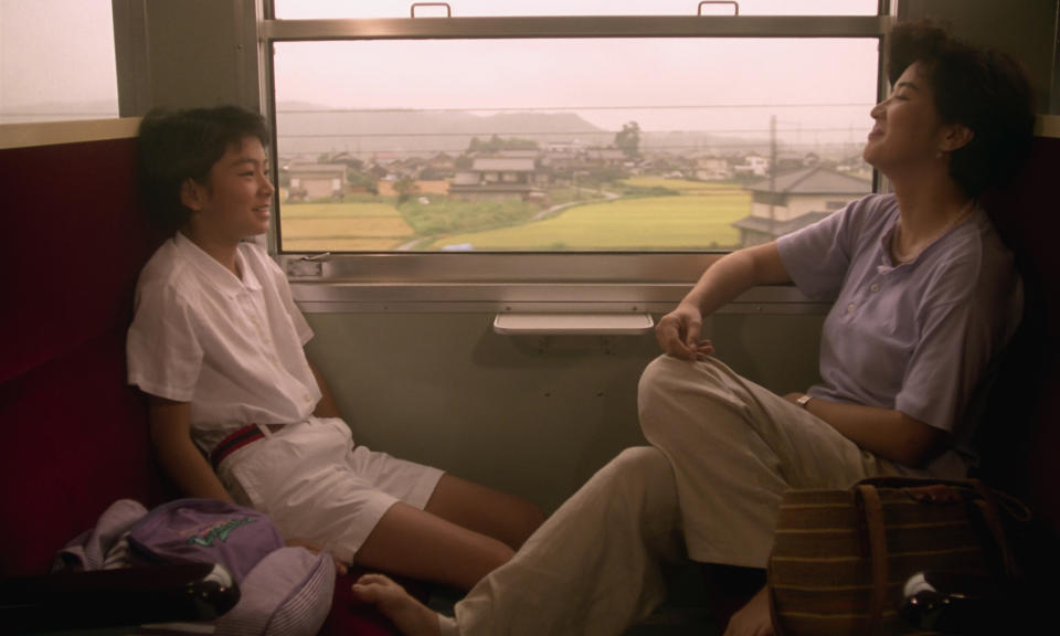 13歲的田畑智子(左)演出電影《搬家》時，受不了導演嚴厲態度。右為片中飾演母親的櫻田淳子。（圖／中影）
