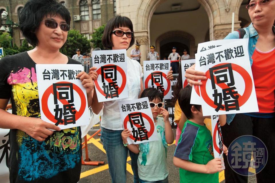 反同婚團體提出的公投全過。圖為反同團體去年5月赴司法院抗議，質疑「黑箱釋憲」。